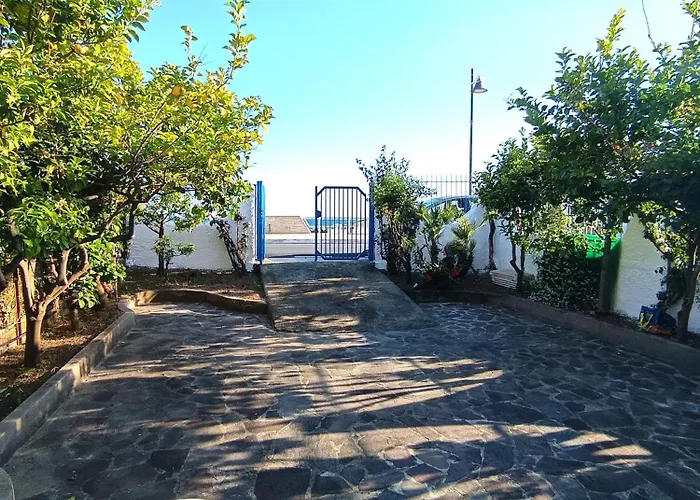 Monolocale Tirreno Seafront Apartmán *